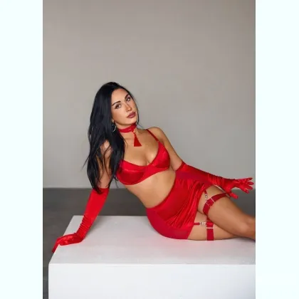 Игривый вечер в шелковой сорочке...